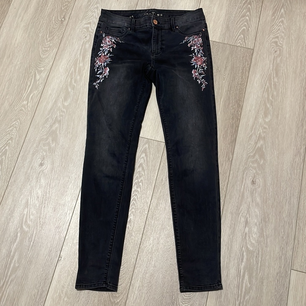WHBM “The Jegging” with embroidery detail